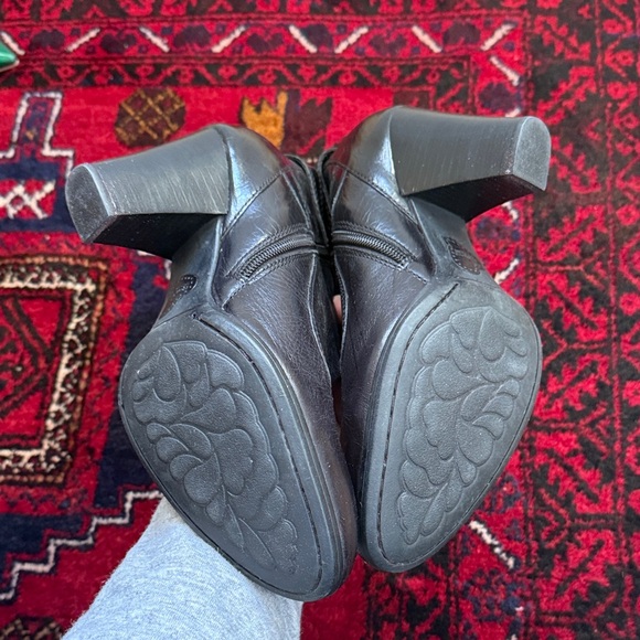 Born Black Zip With Buckles Accent Leather Heeled Boots Sz8 - Picture 12 of 16